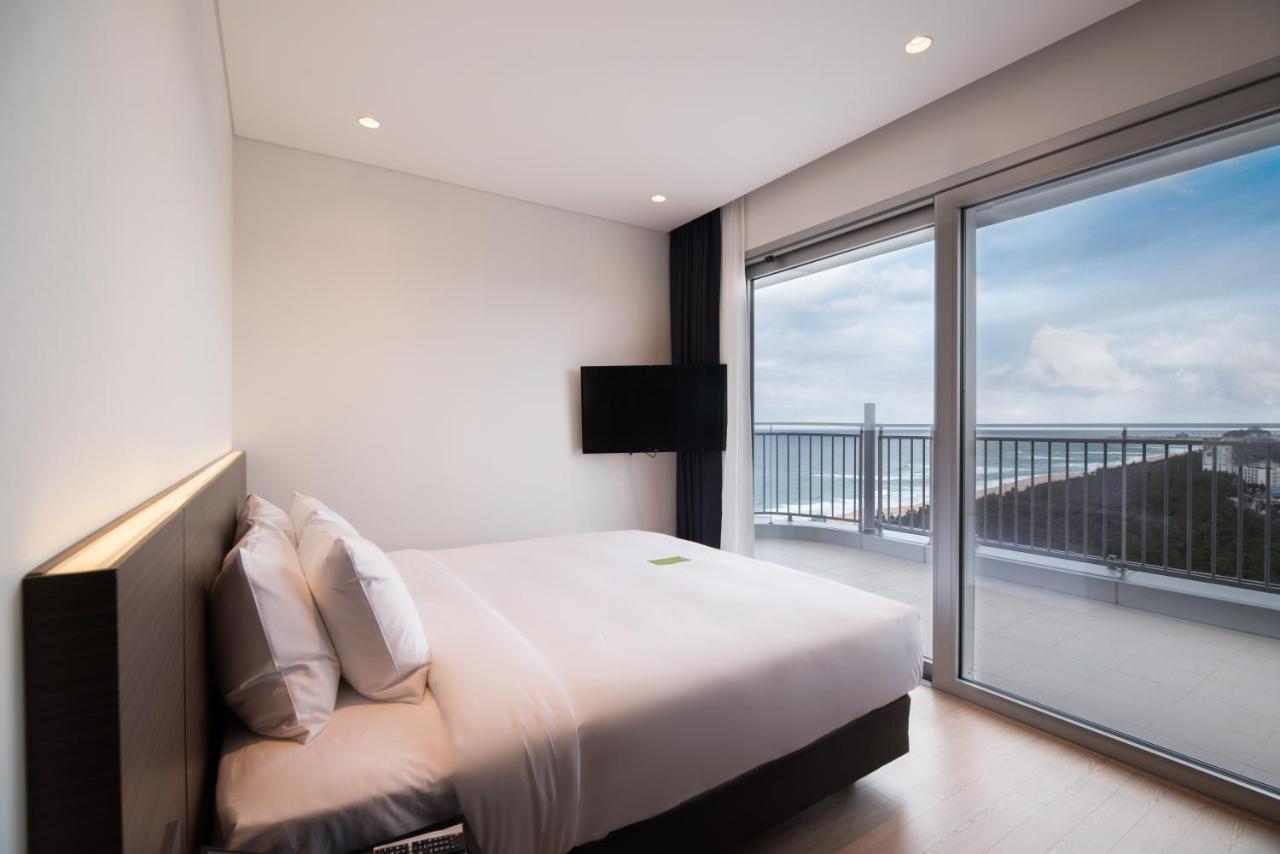 圣约翰斯酒店 江陵市 外观 照片 A bedroom at the hotel